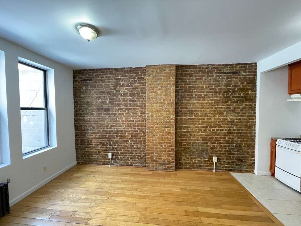 Building Photo - 568 W 187th St