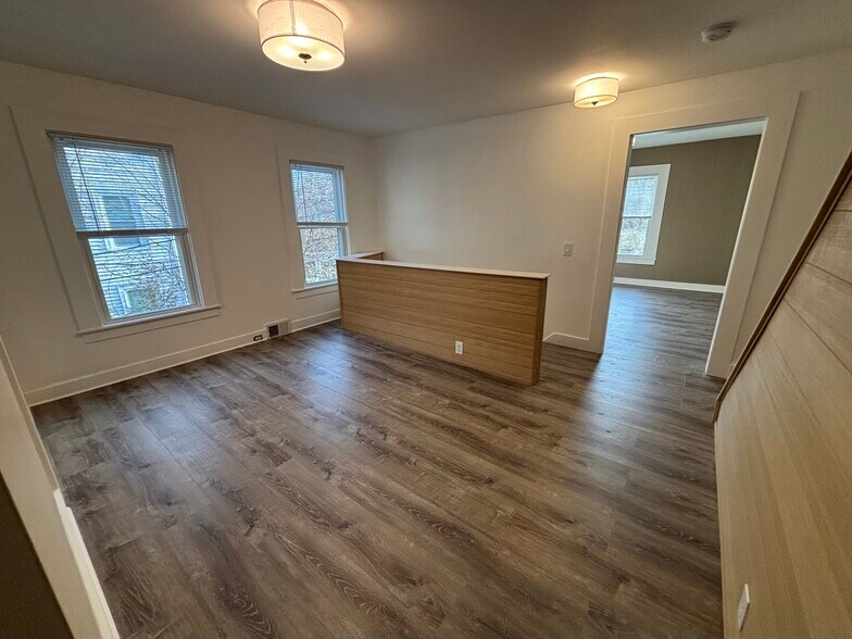 Building Photo - 1744 Farmington Ave