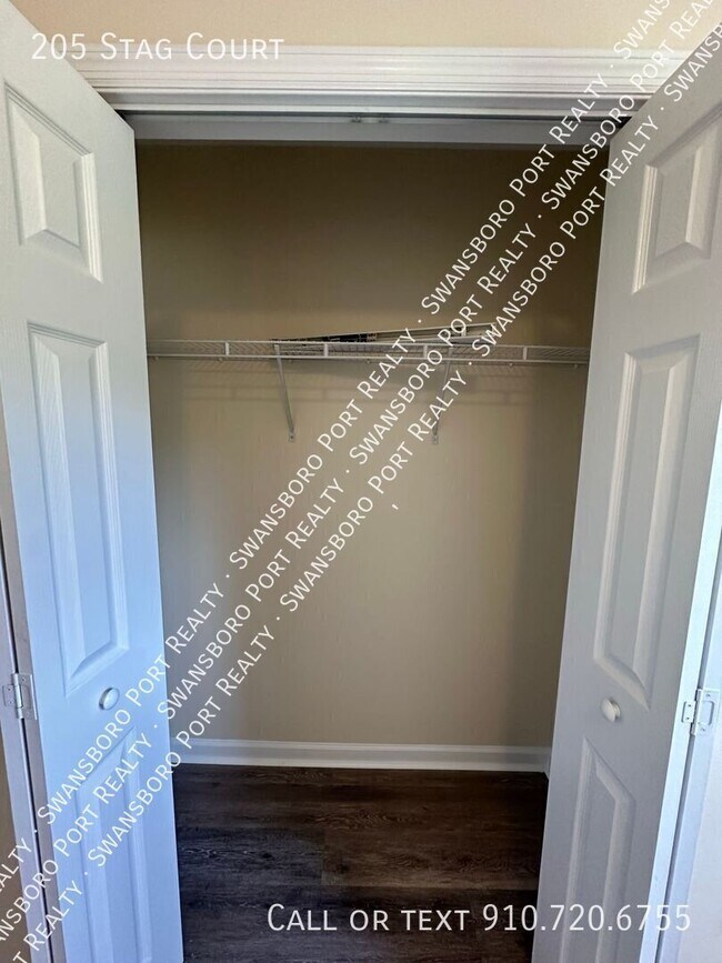 Building Photo - 205 Stag Ct