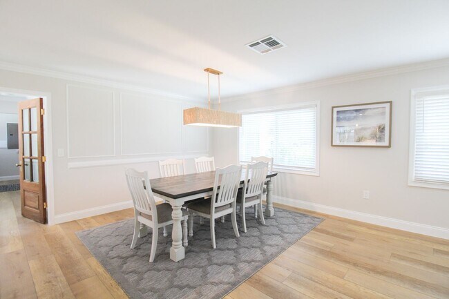 Building Photo - Luxury Annual Rental with Resort-Style Pool on Longboat Key