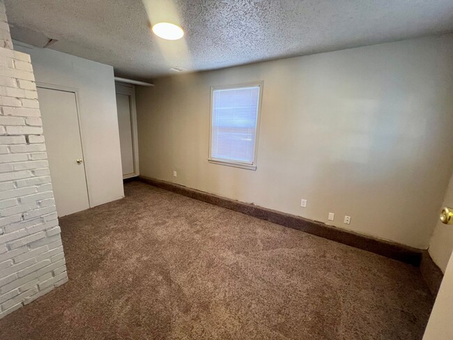 Building Photo - $1025- 3 bed 1 bath - Beautiful home!