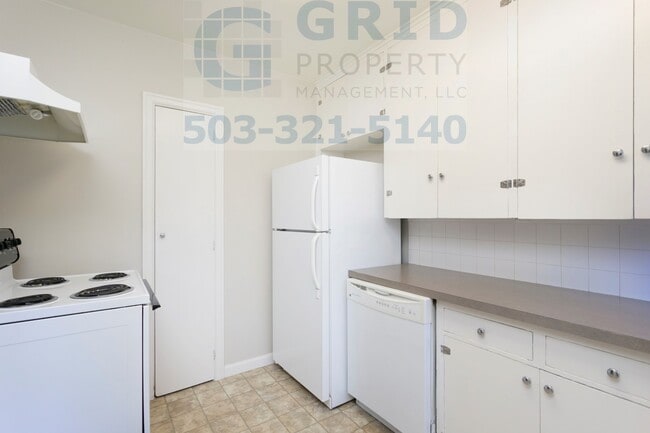 Building Photo - Spacious 3 Bedroom Home Available on Fores...