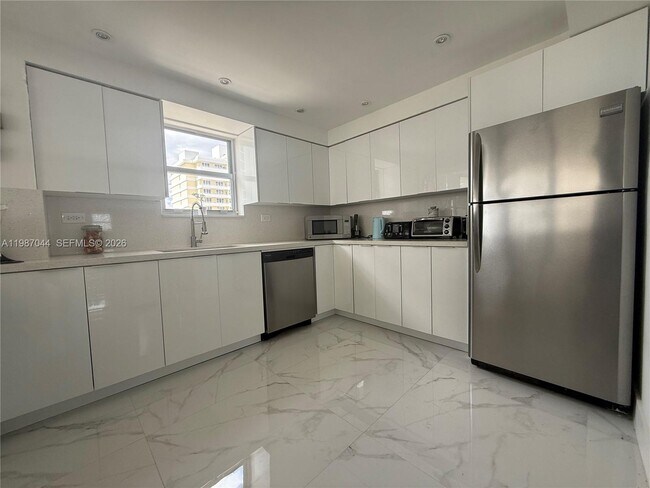 Building Photo - 5555 Collins Ave