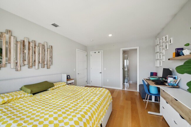 Building Photo - 306 New York Ave