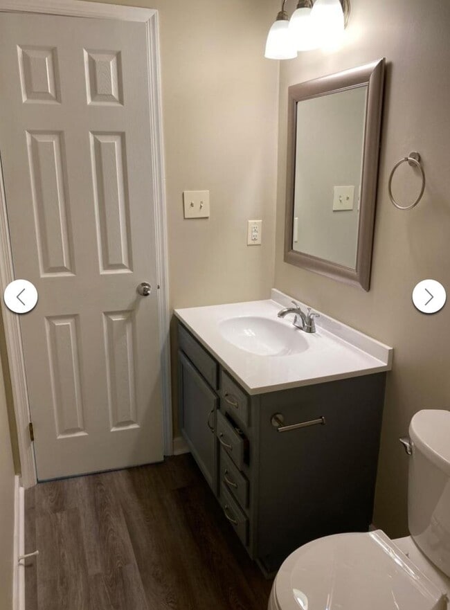 Building Photo - Super Cute END UNIT townhome located close...
