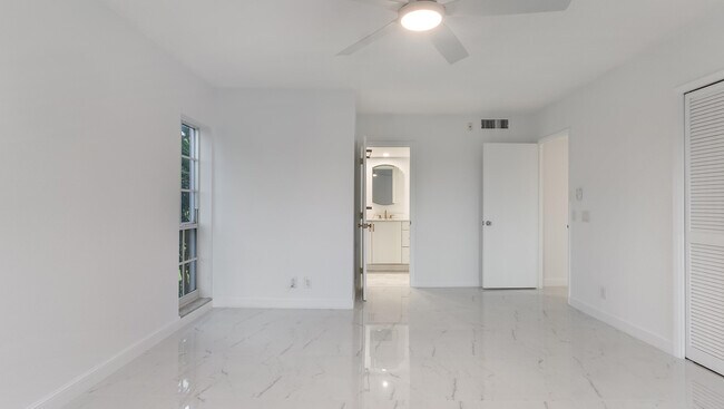 Building Photo - 3000 N Palm Aire Dr