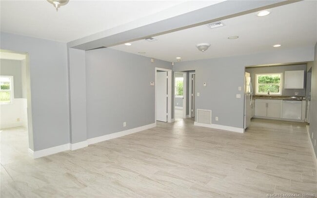 Building Photo - 976 SW 34th Terrace