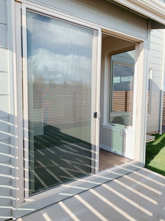 Building Photo - Lease Takeover Available NOW! Sunny 3 bdrm, 2.5 bath in Cordata Neighborhood