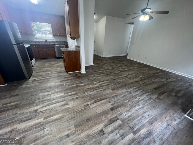 Building Photo - 545 E Country Woods Dr