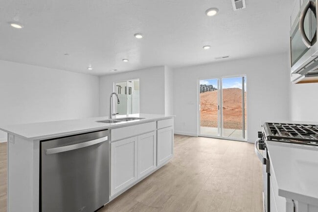 Building Photo - Modern and New 3 Bedroom Townhome in Long ...