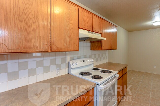 Building Photo - 932 Maplewood Dr