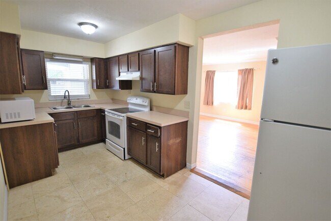 Building Photo - Charming 3-Bedroom Home with Huge Fenced Y...