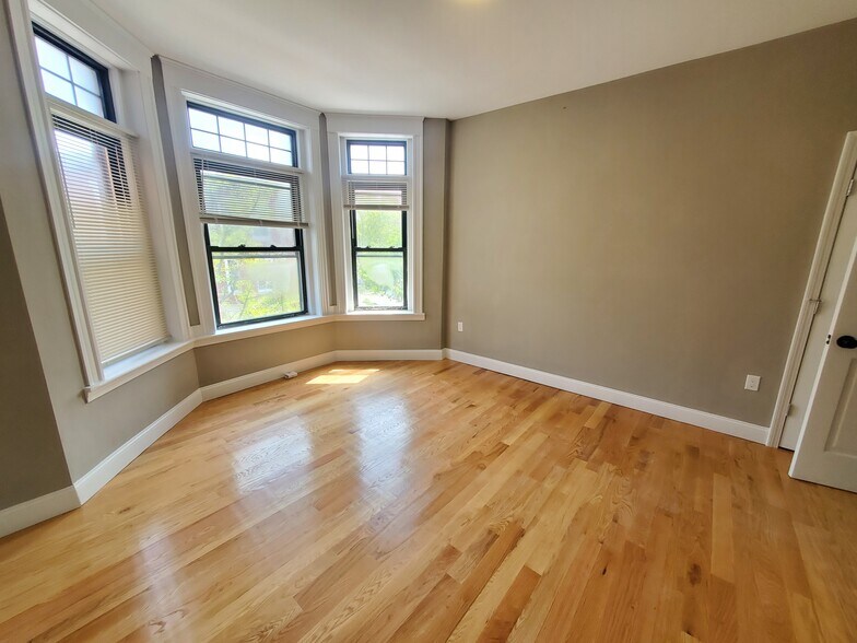 Building Photo - 1914 Beacon St