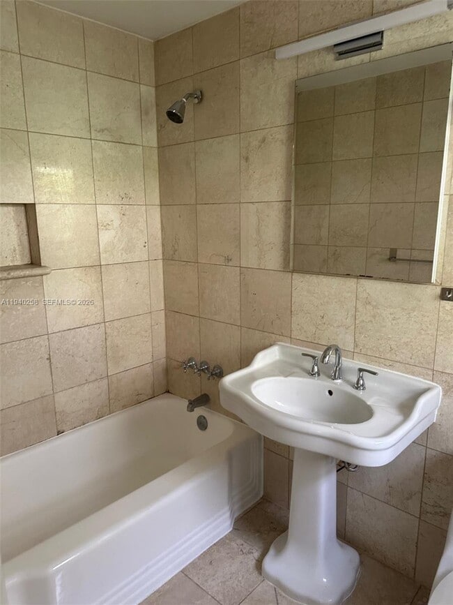 Building Photo - 60 Park Dr