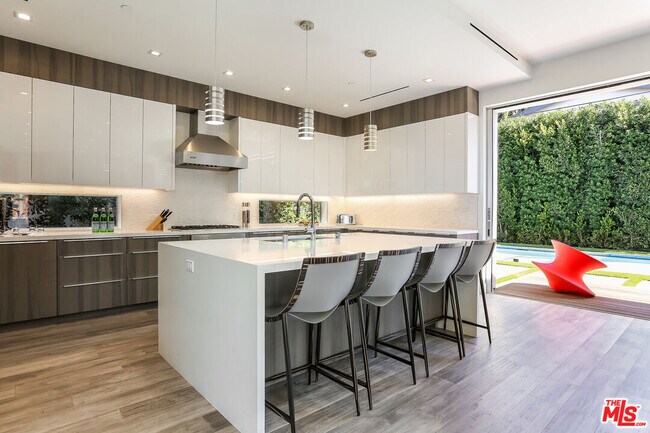 Building Photo - 912 N Crescent Heights Blvd