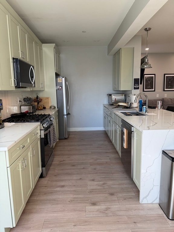 Building Photo - 415 E 7th St