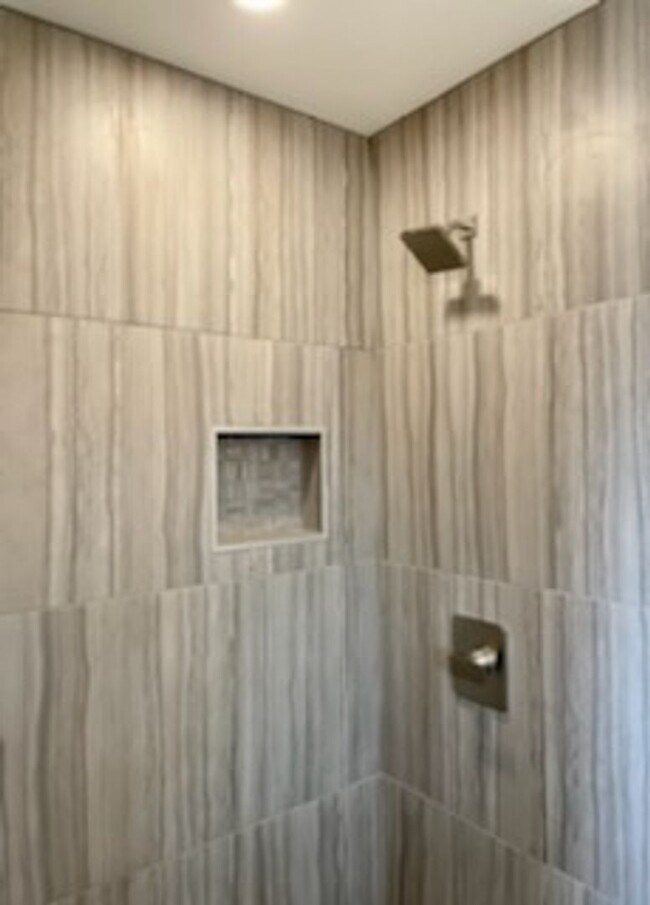 Building Photo - Luxury Rental With A River View