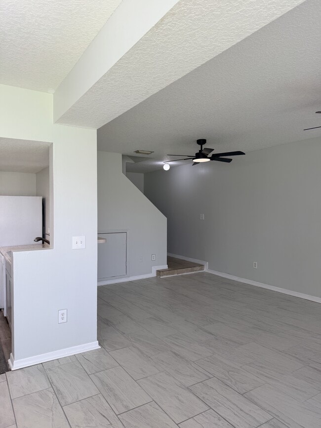 Building Photo - 2929 Fan Palm Dr