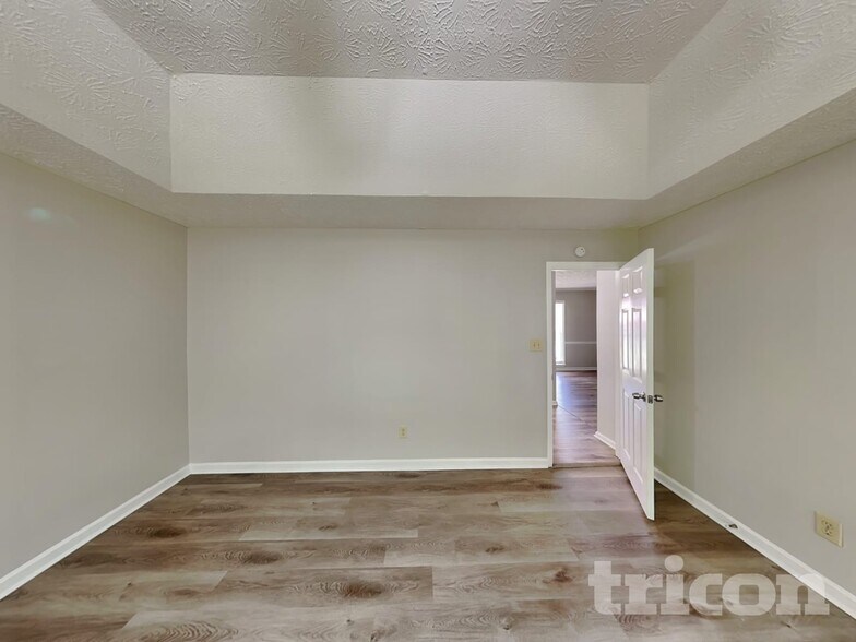 Building Photo - 555 N Oakland Cir