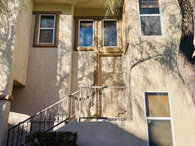 Building Photo - Spacious 3 bth Upstairs Plus Loft Bedroom, New Floors, New paint, No Carpet