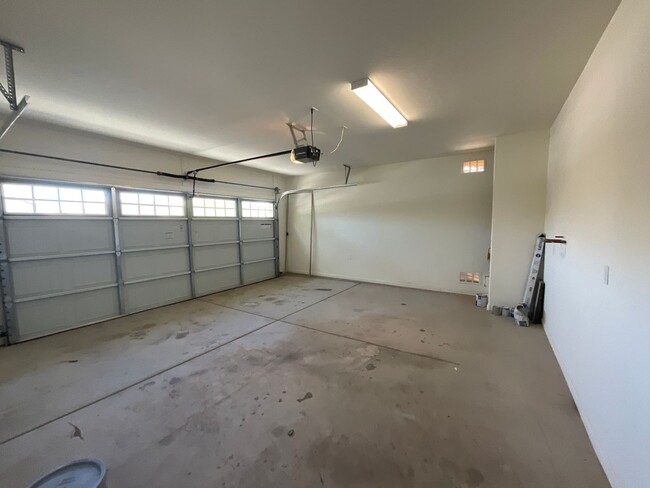 Building Photo - Vail School District hard to find 5 bedroo...