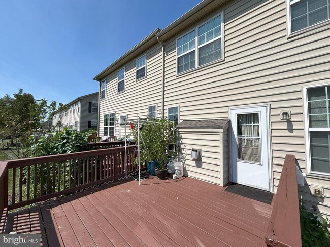 Building Photo - 122 Providence Ln