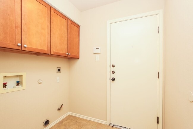 Building Photo - Beautiful one story home