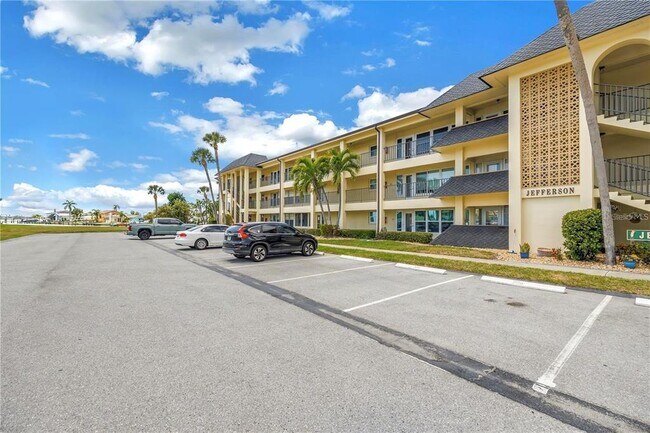 Building Photo - 4700 Cove Cir