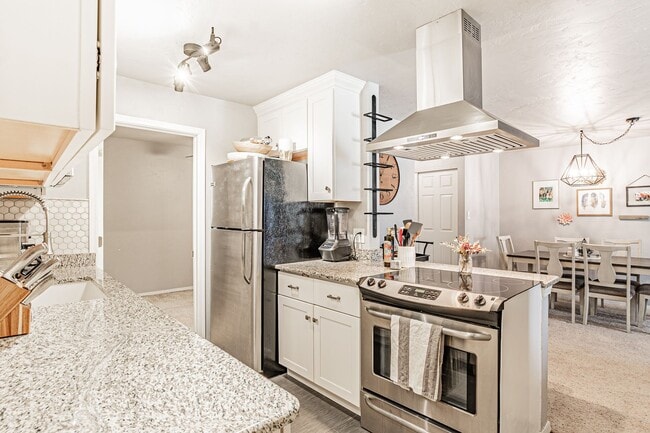 Primary Photo - Vibrant 2 Bed 1 Bath Condo with Reserved S...