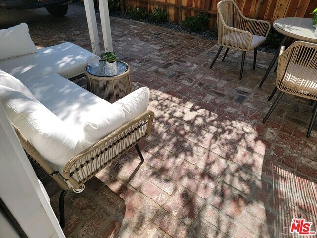 Building Photo - 825 Broadway St