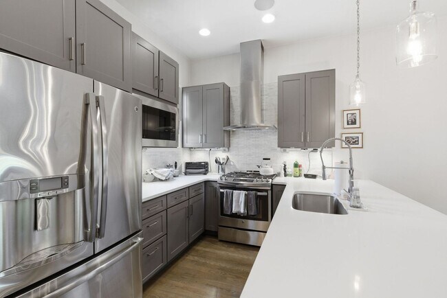 Building Photo - $500 RENT CREDIT if Leased by SEPT 1ST. Location, location, location! Modern Turnkey Townhome Ste...