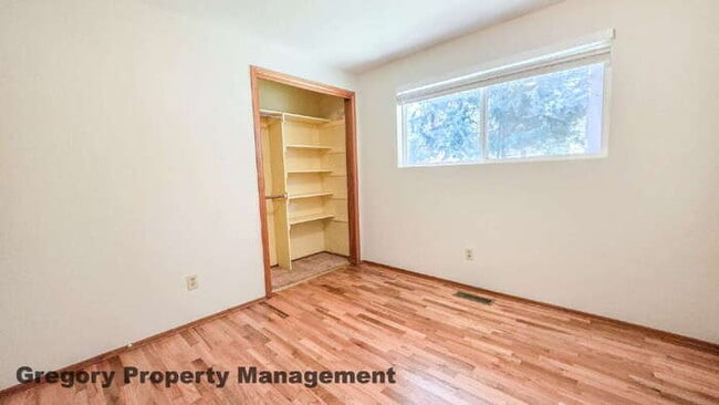 Building Photo - Edmonds Rambler – Prime Location & large back yard!