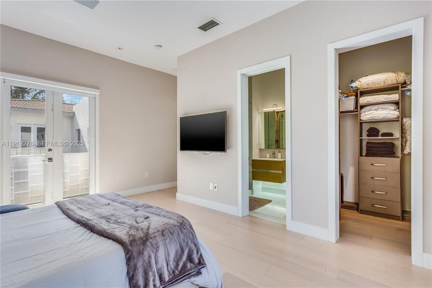 Building Photo - 1701 Espanola Dr