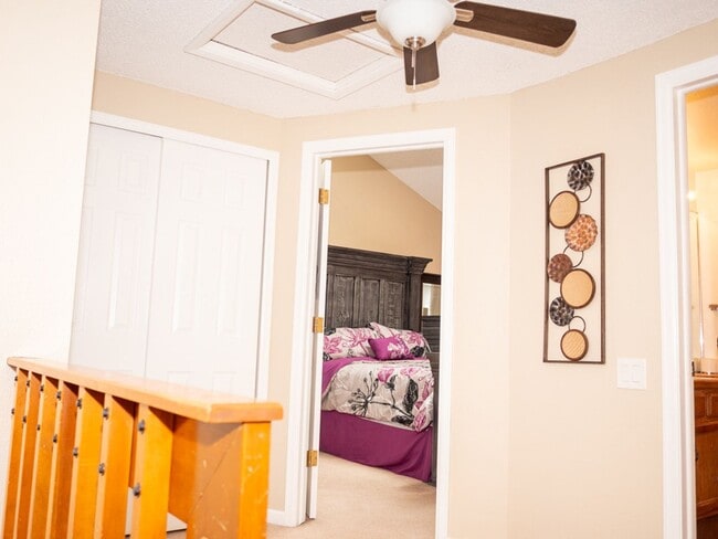 Building Photo - Three Bedroom Townhome with Pool