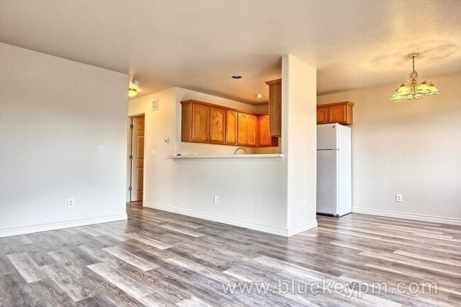 Building Photo - 3 Bed, 1.5 Bath Duplex in Hazel Dell Close to Bus Lines and Shopping