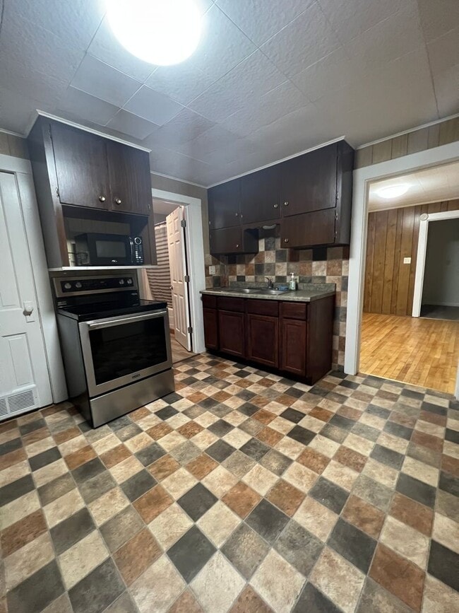 Building Photo - 413 8th St S