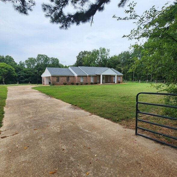 Building Photo - 4765 Covington Pike