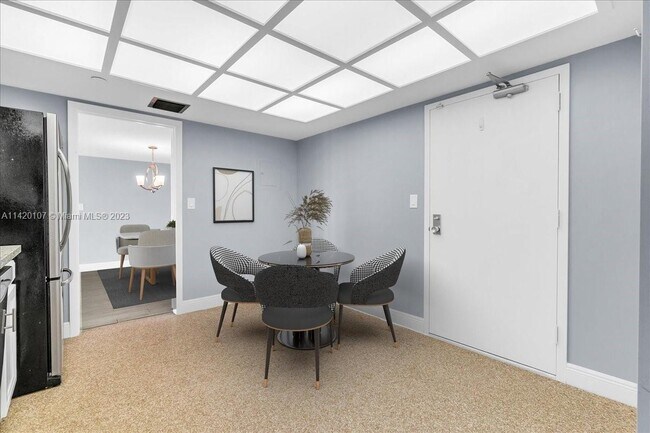 Building Photo - 3200 Port Royale Dr N