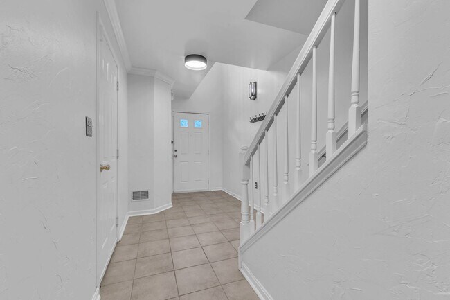 Building Photo - Dream Townhome in Kingstowne – Updated Ele...