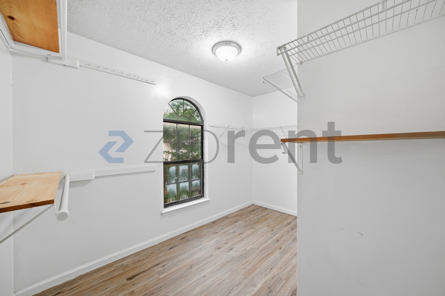 Building Photo - 5893 N Castlegate Dr