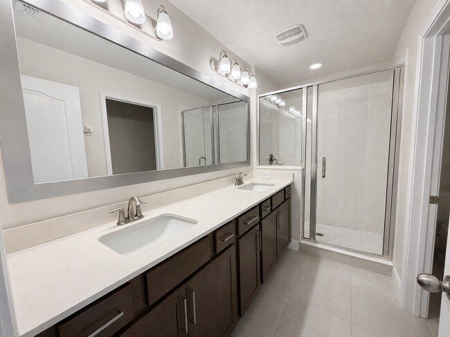 Building Photo - Spacious 6-Bedroom Home with 6.5 Baths in Haines City!