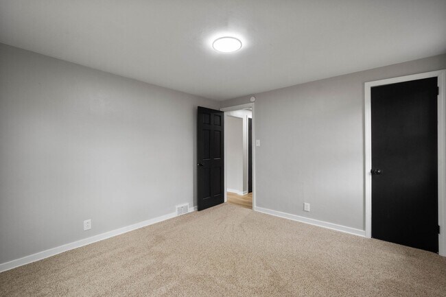 Building Photo - MOVE IN SPECIAL! SCORE HALF OFF 1ST MONTH'...