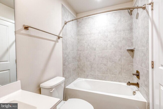 Building Photo - 228 S Newkirk St