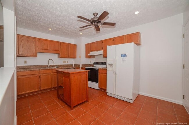 Building Photo - 6440 Brookshire St