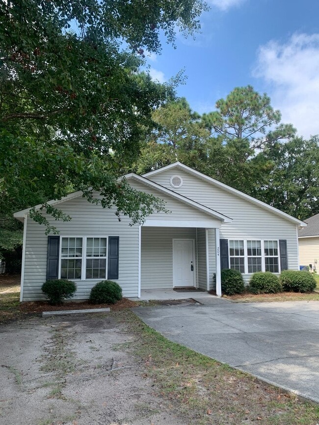 Primary Photo - $500 OFF 1ST MONTHS RENT! 3 Bedroom 2 Bath...