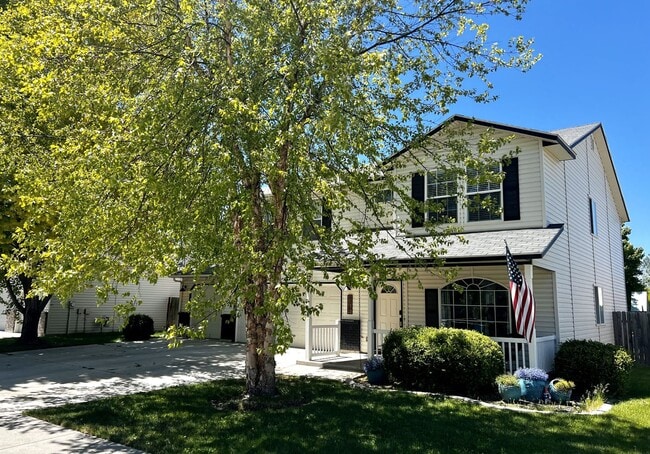 Building Photo - Spacious 4 bed 2.5 bath just off Amity and...