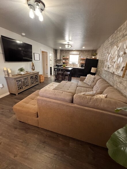 Building Photo - 1207 W Gore Blvd