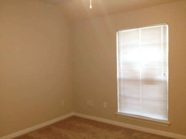 Building Photo - Beautiful Townhome Available for Pre-lease!