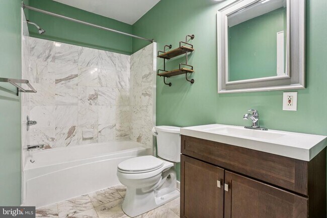 Building Photo - 810 N Hancock St