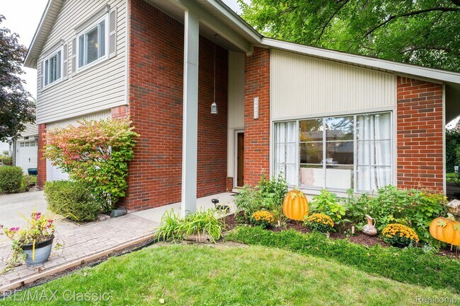 Building Photo - 24323 Pinecrest St
